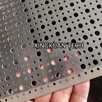 Lỗ tròn nhỏ với lưới kim loại đục lỗ tròn lớn để trang trí