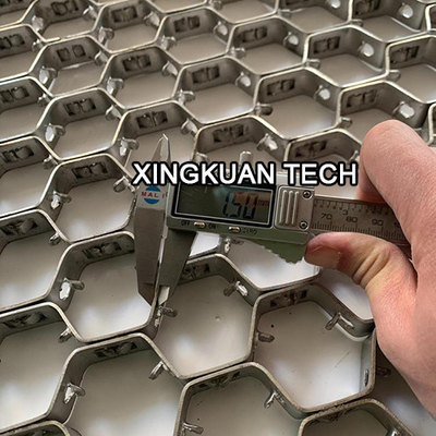 Lưới kim loại lục giác loại L 1,5 × 20mm × 45mm cho lớp lót chịu lửa